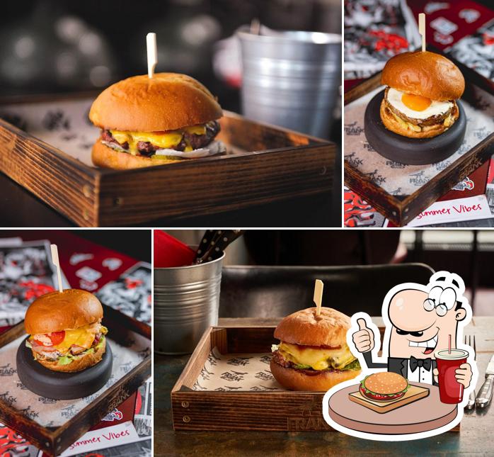 Отведайте гамбургеры в "Frank by Баста"