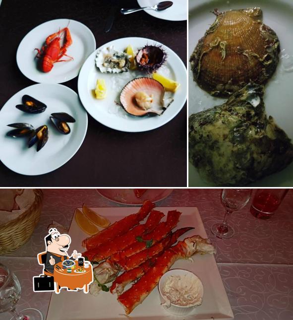 В "Панорамном ресторане "У Егорыча"" вы можете попробовать различные блюда с морепродуктами