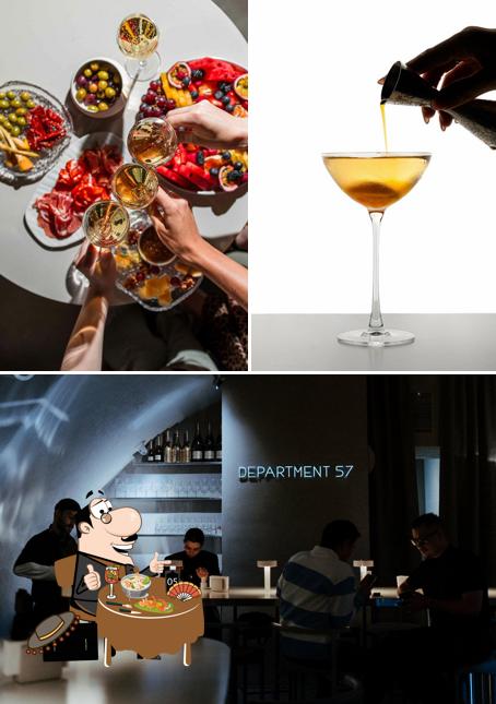 Еда и напитки - все это можно увидеть на этой фотографии из Департамент 57