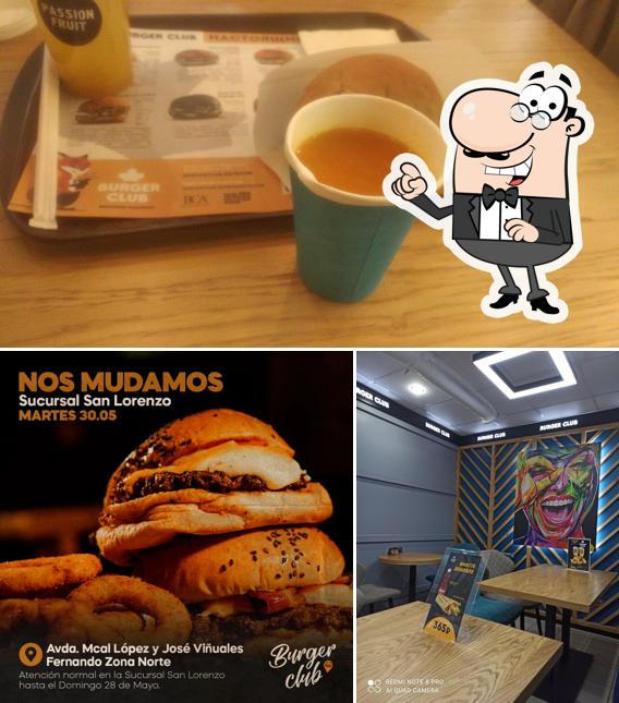 Фото, на котором видны внутреннее оформление и еда в Burger club