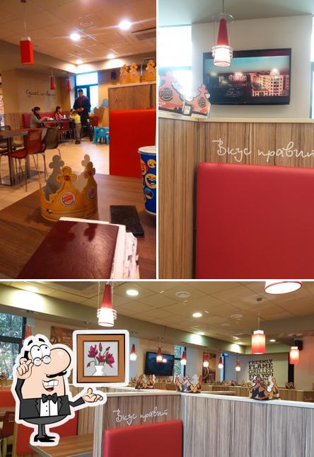 Посмотрите на внутренний интерьер "Бургера Кинг"