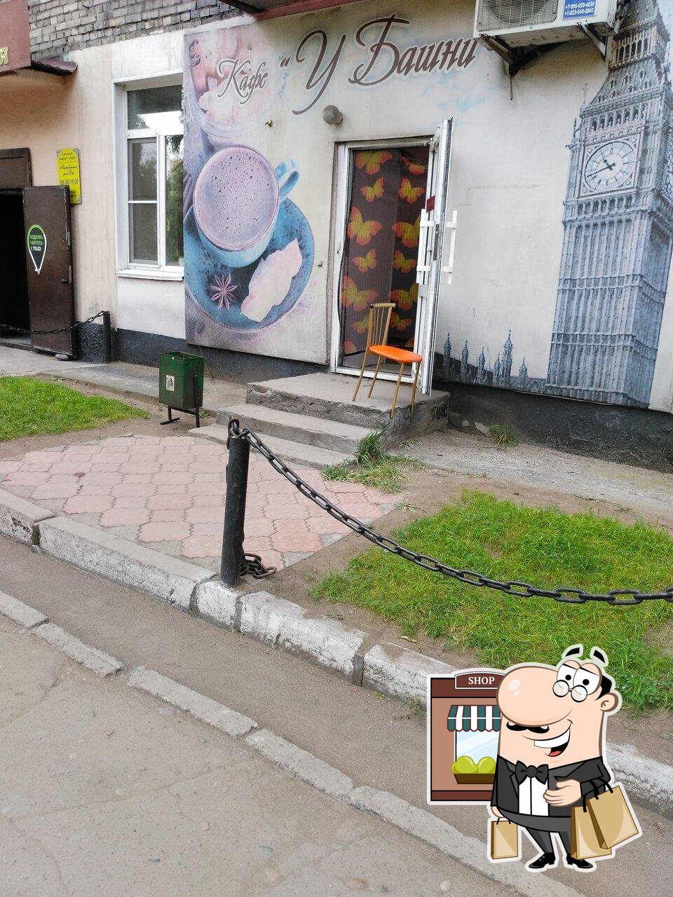 У башни