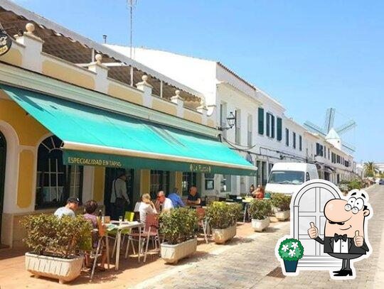 Moon Bar & Restaurant