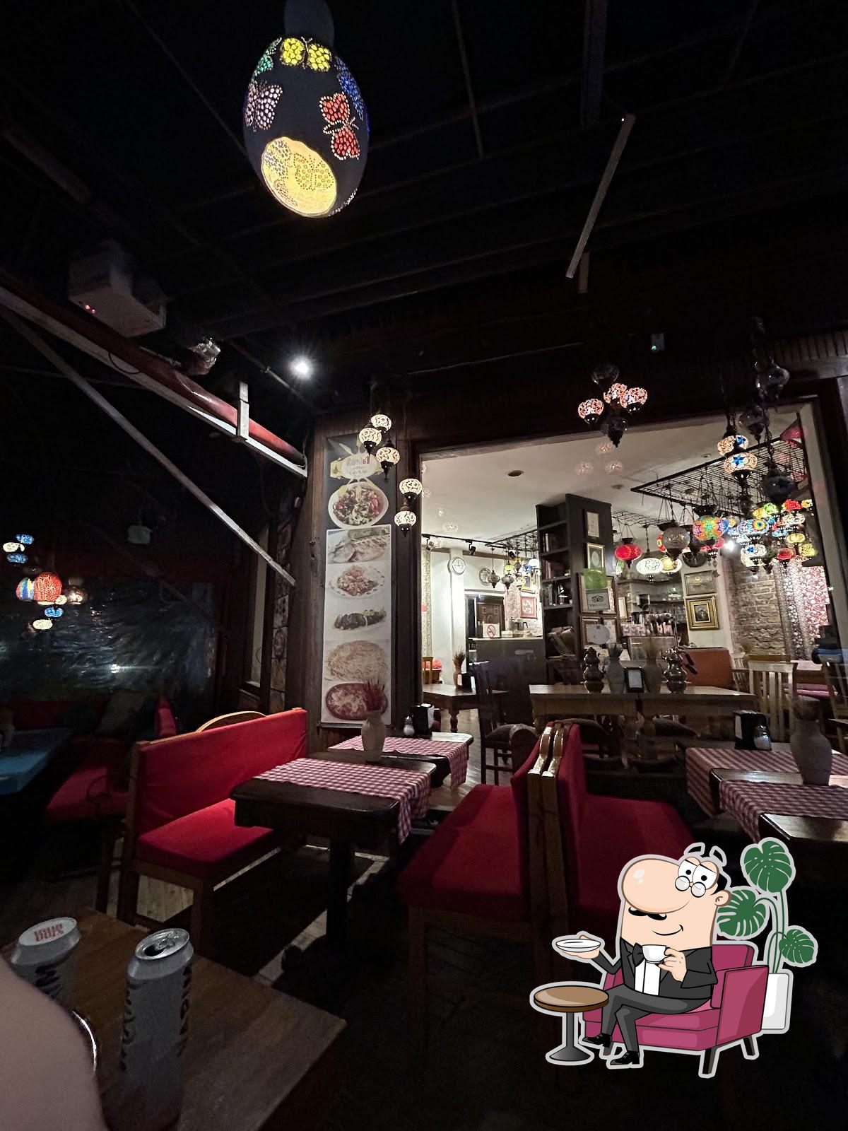Забронируйте столик в "Cafe Rumist".