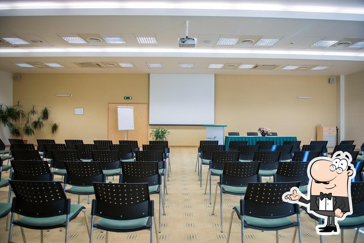 Посмотрите на внутренний интерьер "Плаза".