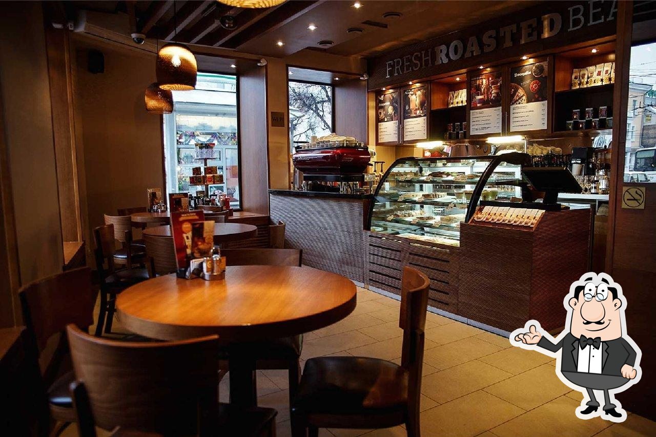 Посмотрите на внутренний интерьер "Traveler's Coffee".