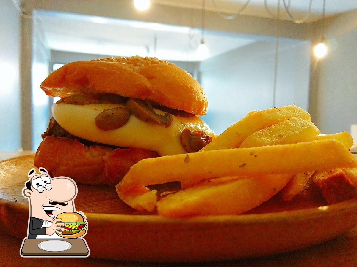  Гамбургеры из "Sorry I'm Hungry Burger Café" придутся по вкусу любому гурману.