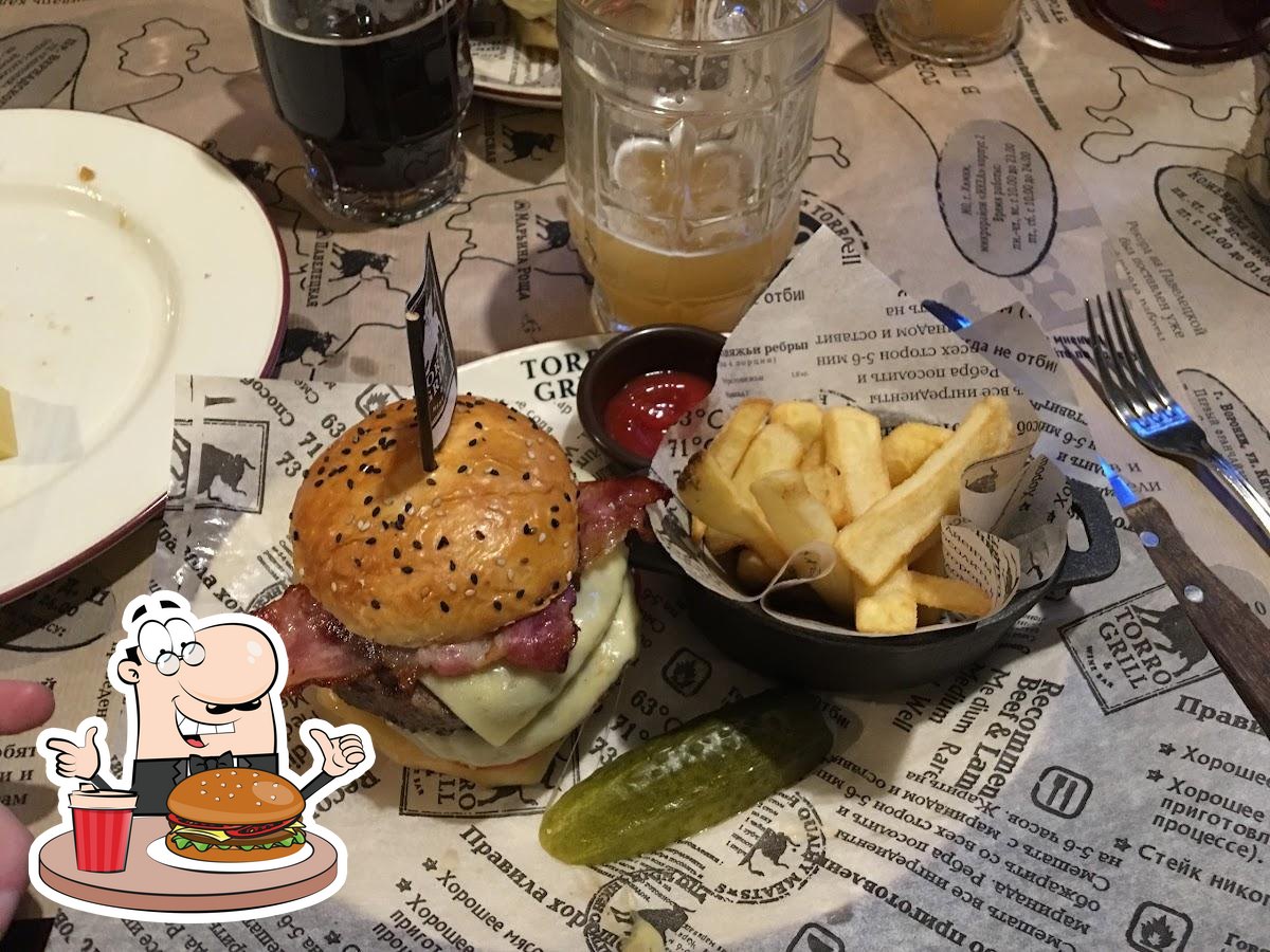 В "Torro Grill Steaks & Burgers" вы можете попробовать  гамбургеры.
