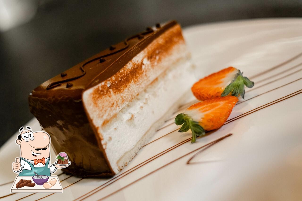 Не забудьте попробовать десерт в "Encore Cafe".