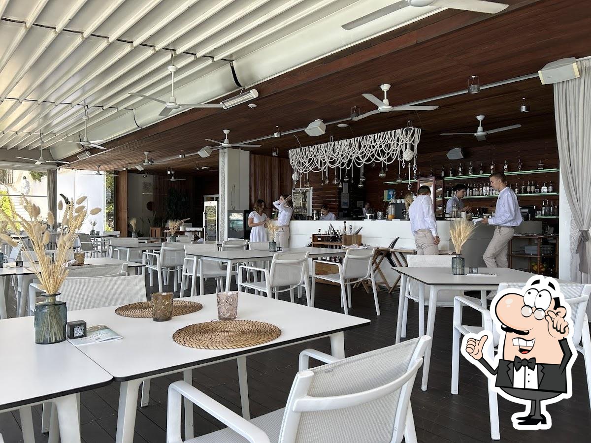 Забронируйте столик в "Dukley Seafront Restaurant".