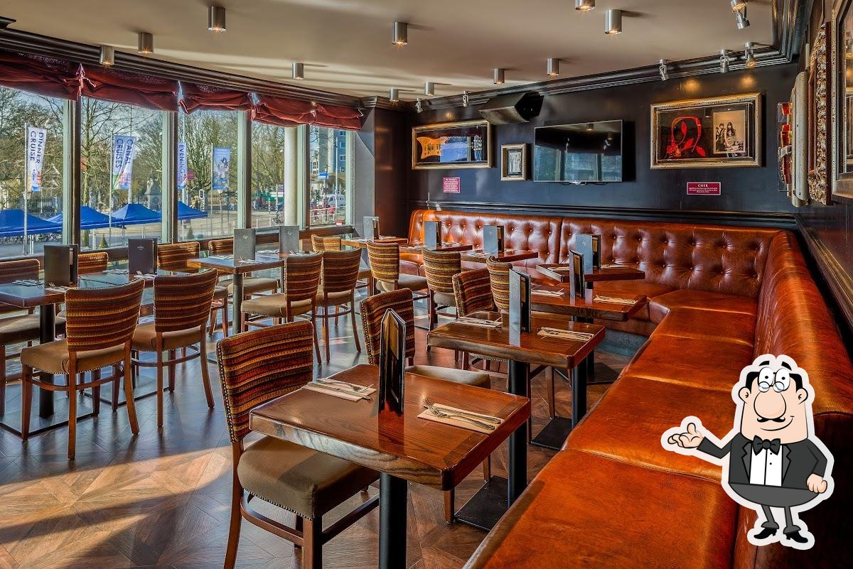 Посмотрите на внутренний интерьер "Hard Rock Cafe Amsterdam".