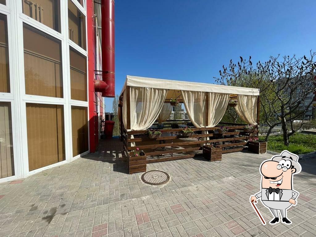 Наслаждайтесь свежим воздухом и пейзажем, открывающемся из "Шашлык-Сити".
