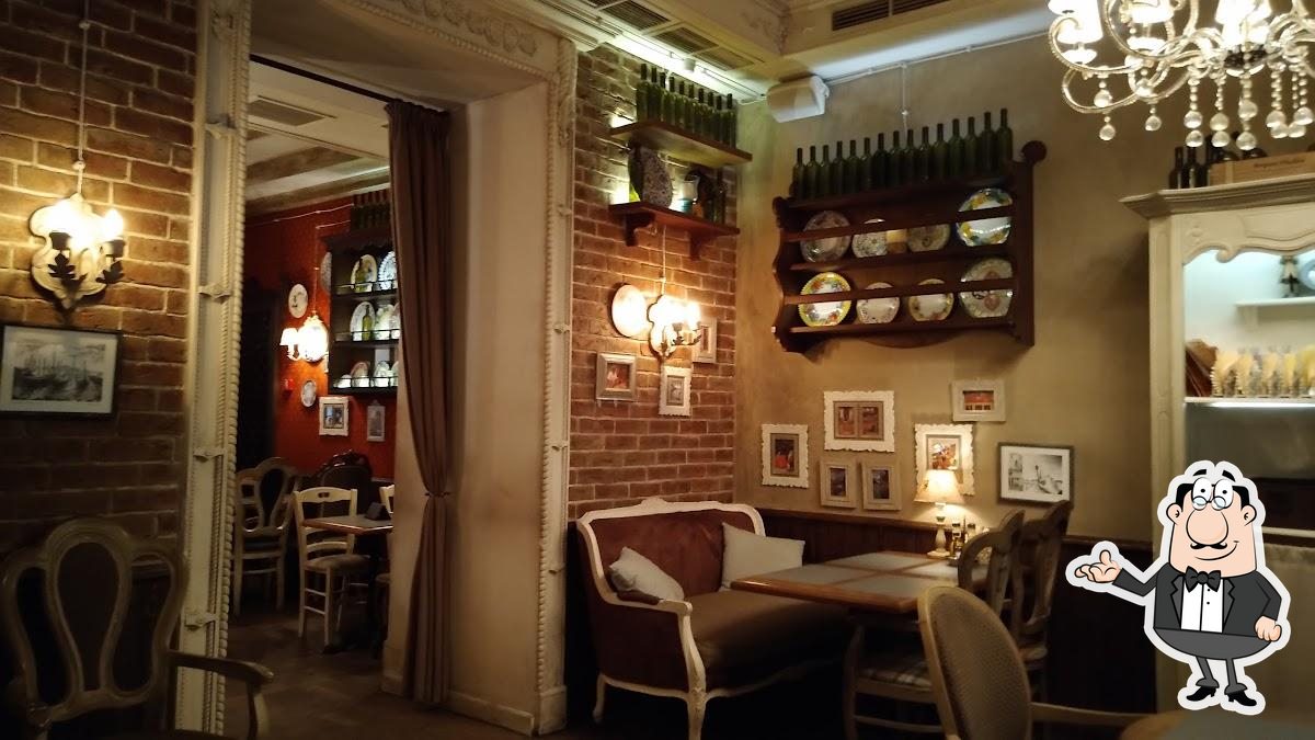 Посмотрите на внутренний интерьер "Траттория Венеция".
