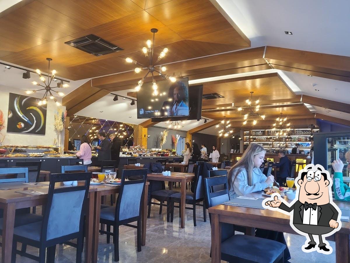 Посмотрите на внутренний интерьер "Eva Bosphorus Restaurant".