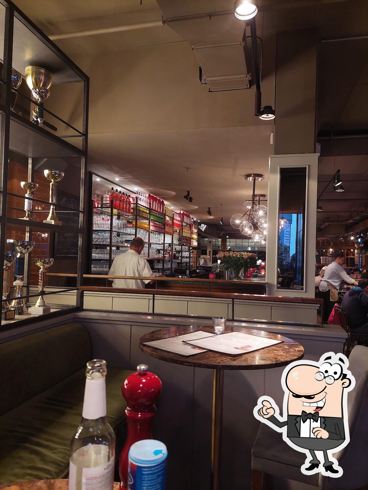 Посмотрите на внутренний интерьер "L'Osteria Prager Carrée".