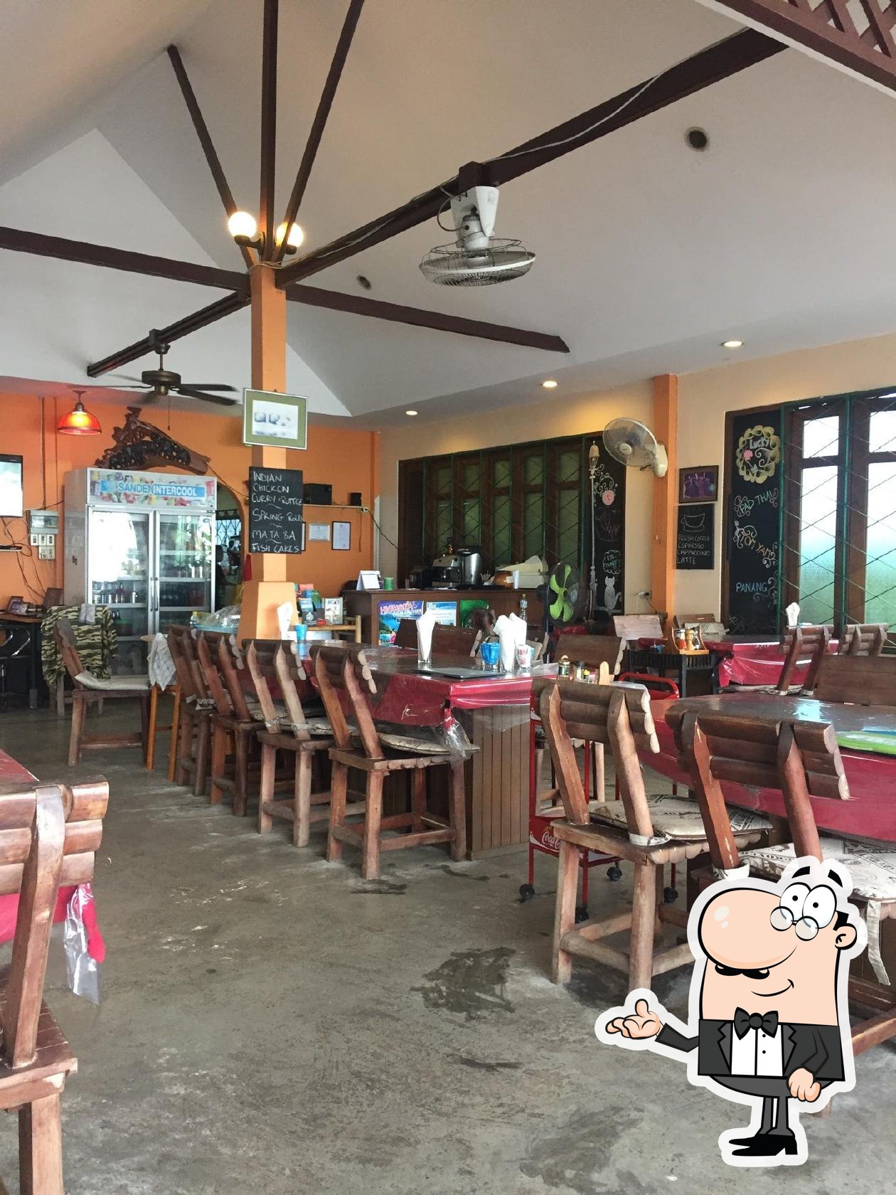 Интерьер "Lucky Restaurant".