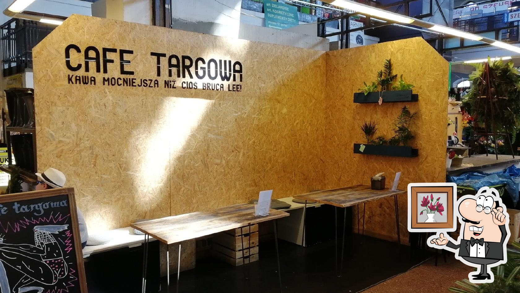 Посмотрите на внутренний интерьер "Cafe Targowa".