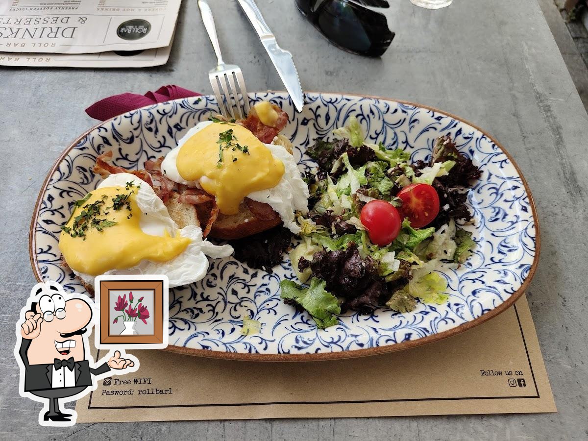Посмотрите на внутренний интерьер "Roll Bar café&restaurant".