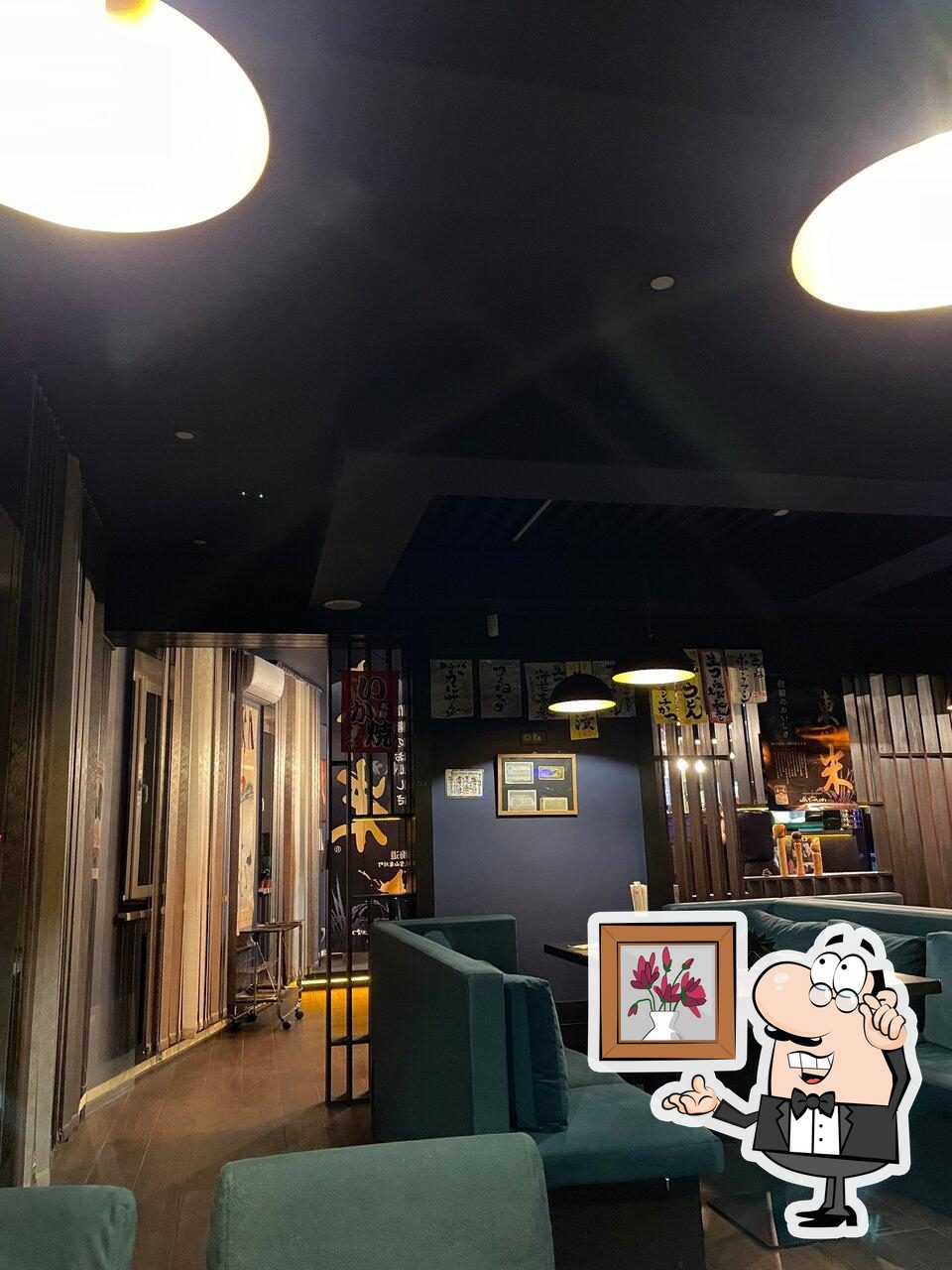 Посмотрите на внутренний интерьер "Izakaya EN".