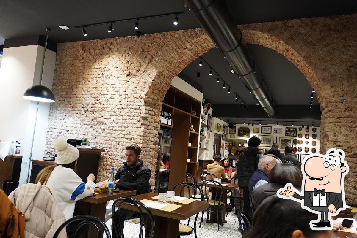 Посмотрите на внутренний интерьер "Ristorante Da Oscar (Porta Venezia)".