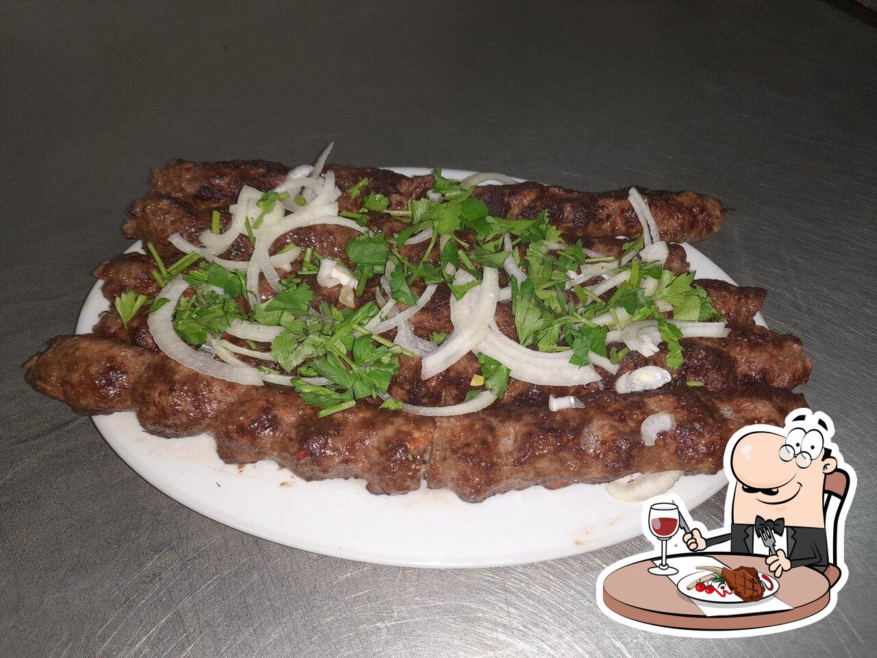 Отведайте мясные блюда из меню.