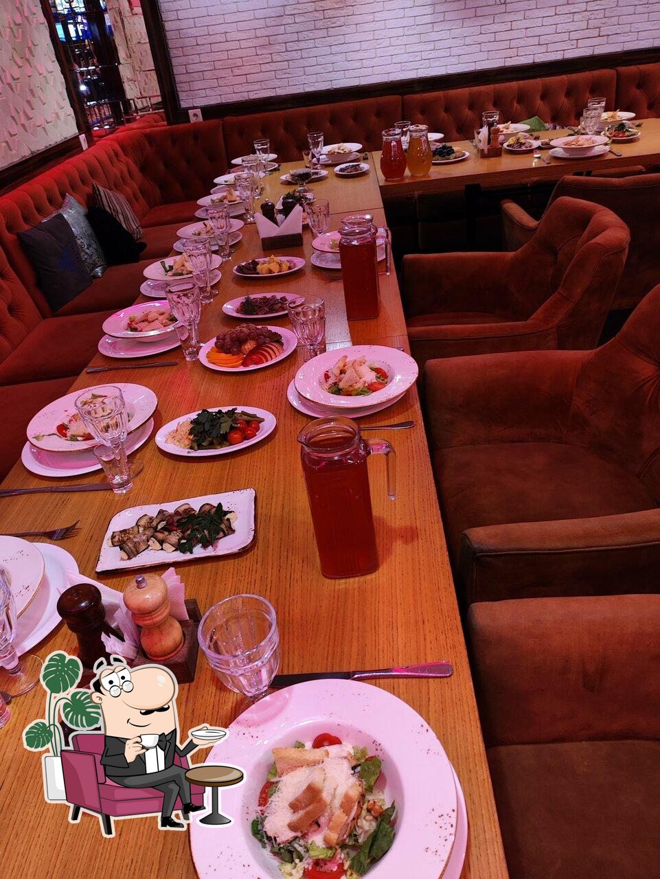Забронируйте столик в "Тэти lounge".