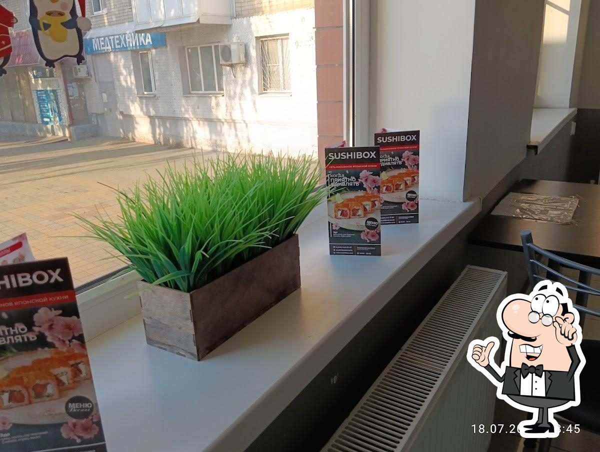 Посмотрите на внутренний интерьер "Sushi Box".