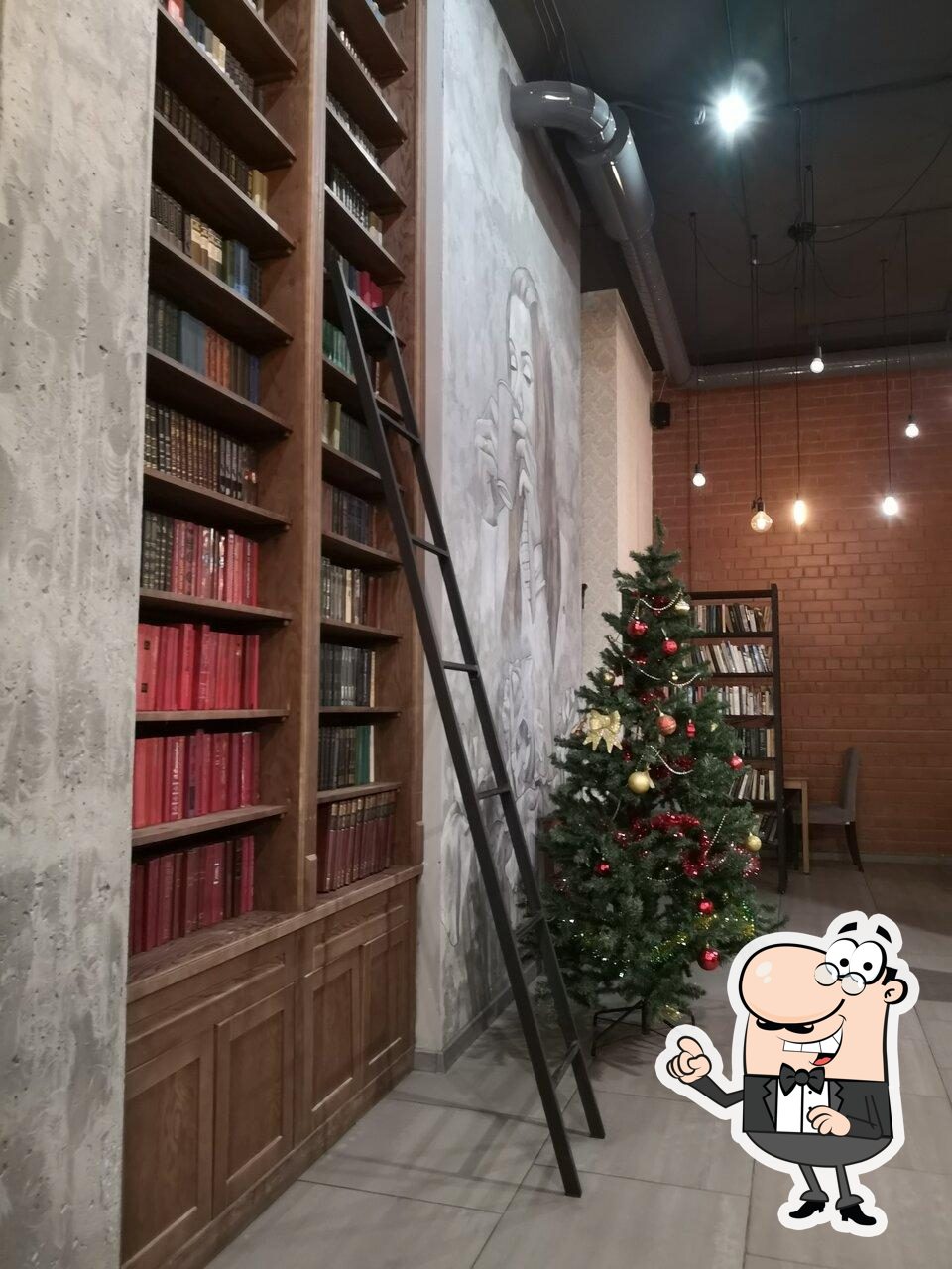 Посмотрите на внутренний интерьер "Кофе и книги".