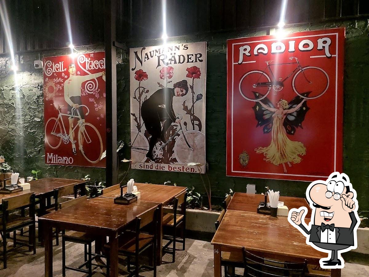 Интерьер "Ranee's Velo Restaurant".