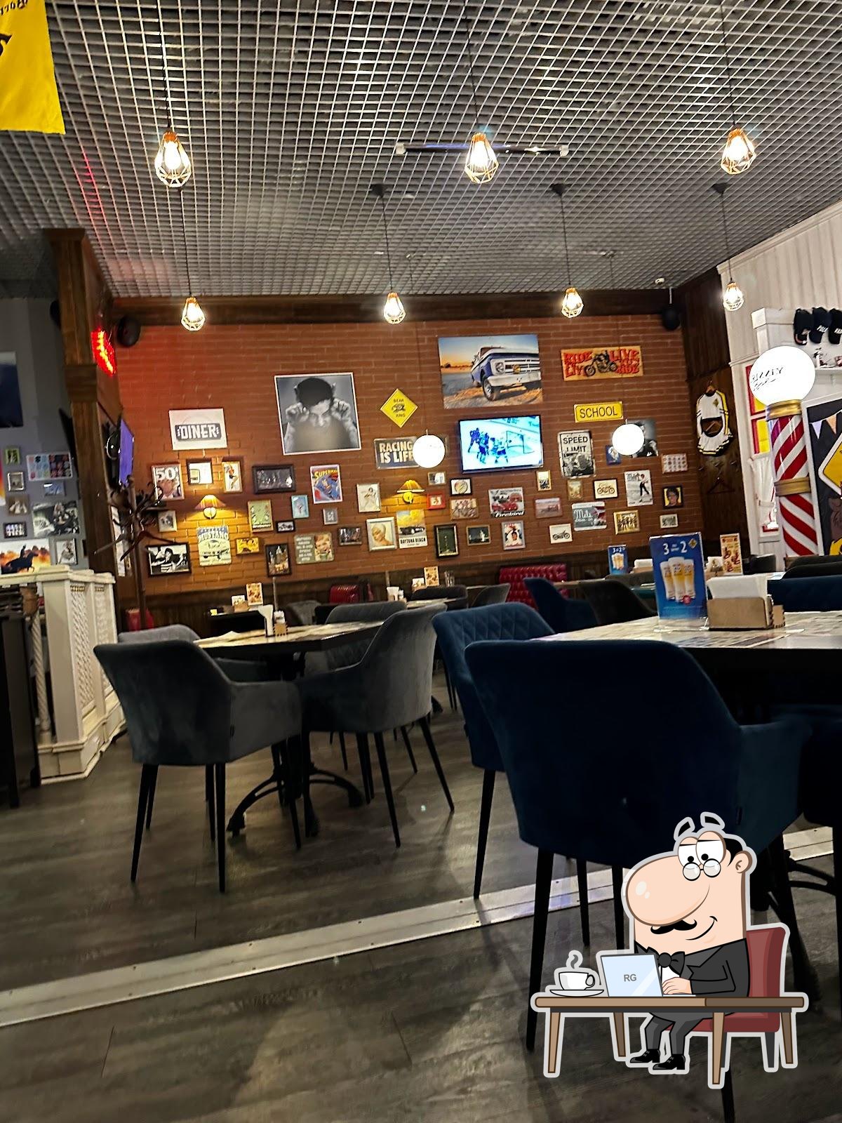 Посмотрите на внутренний интерьер "Grizzly Bar".