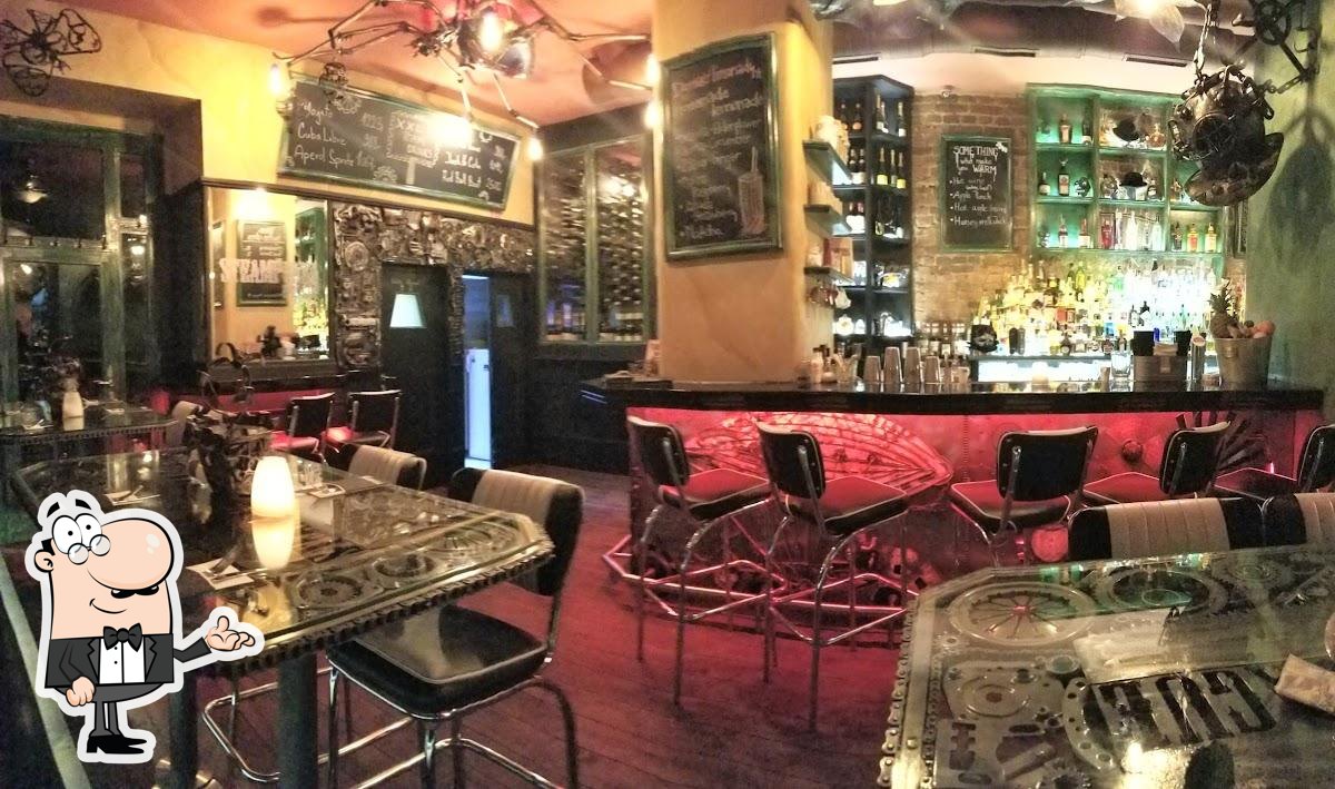 Забронируйте столик в "Steampunk Prague".