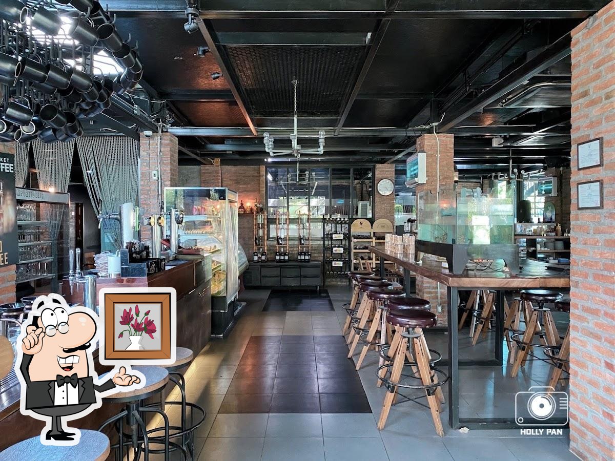 Посмотрите на внутренний интерьер "Gluay Nam Wah Restaurant".