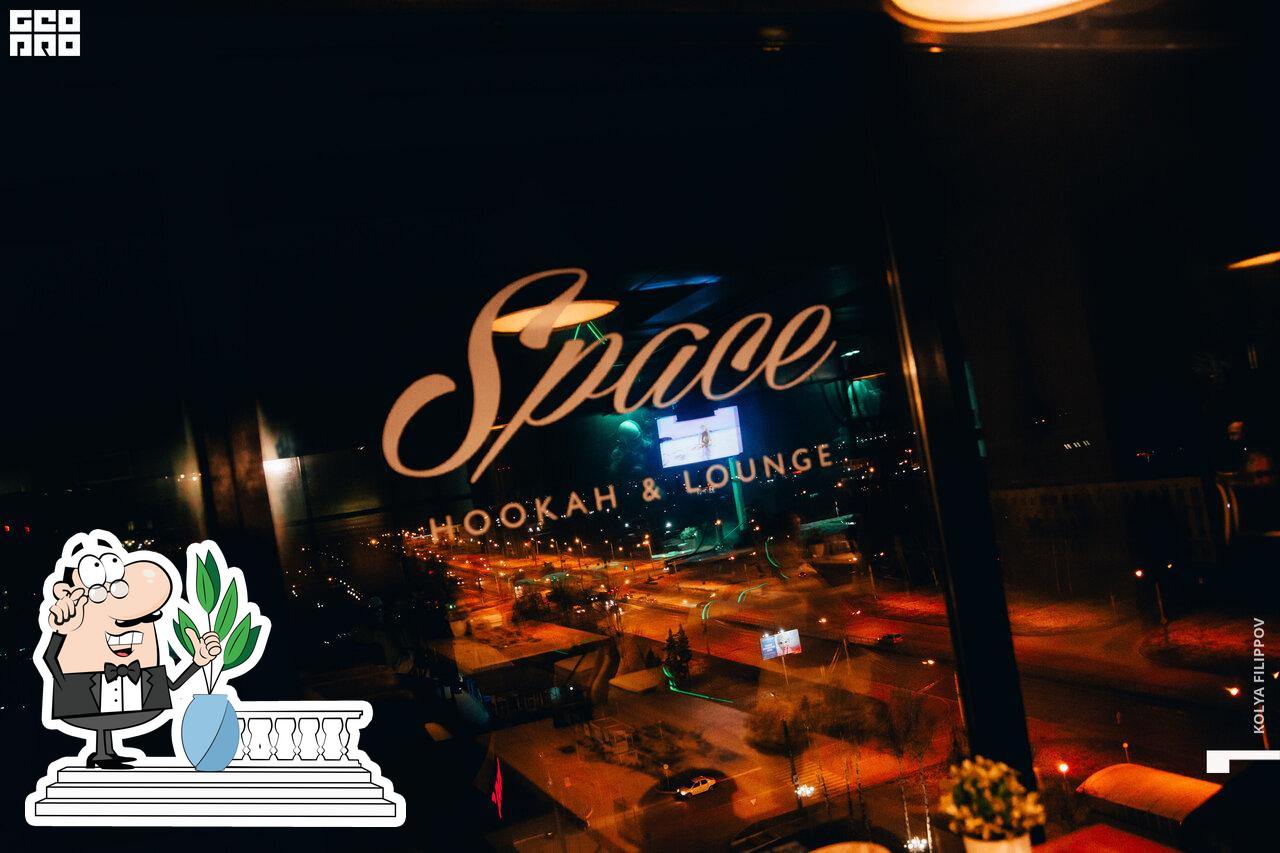 Посмотрите, как "Space Lounge" выглядит снаружи.