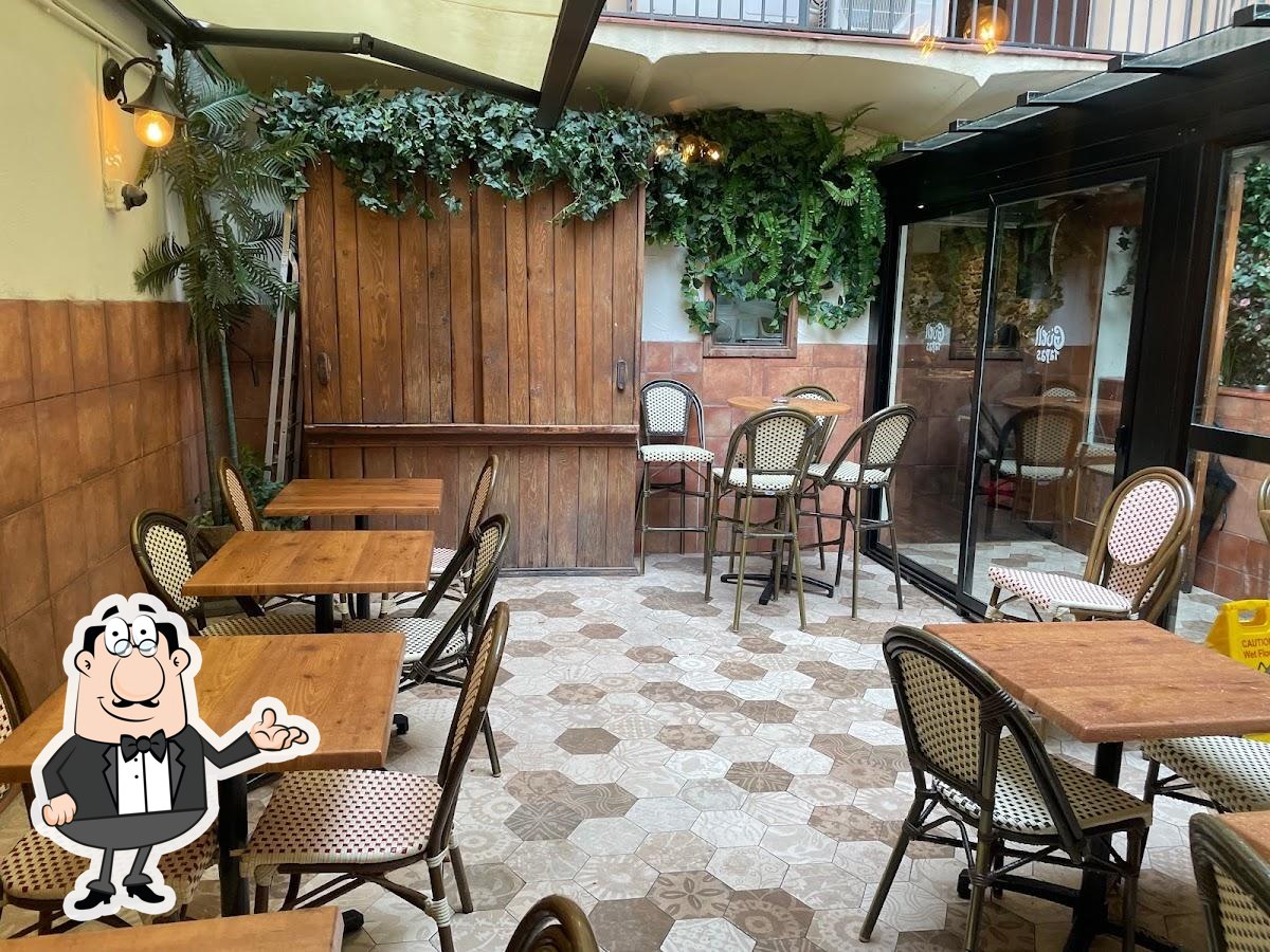 Забронируйте столик в "Güell Tapas Restaurant".