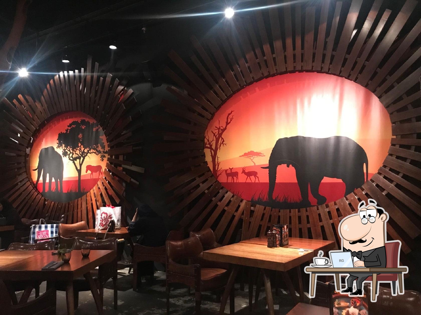 Посмотрите на внутренний интерьер "Tribes Mall of The Emirates".
