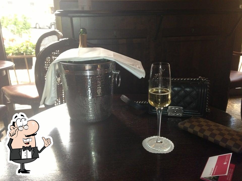 Посмотрите на внутренний интерьер "California Tapas & Wine Bar".