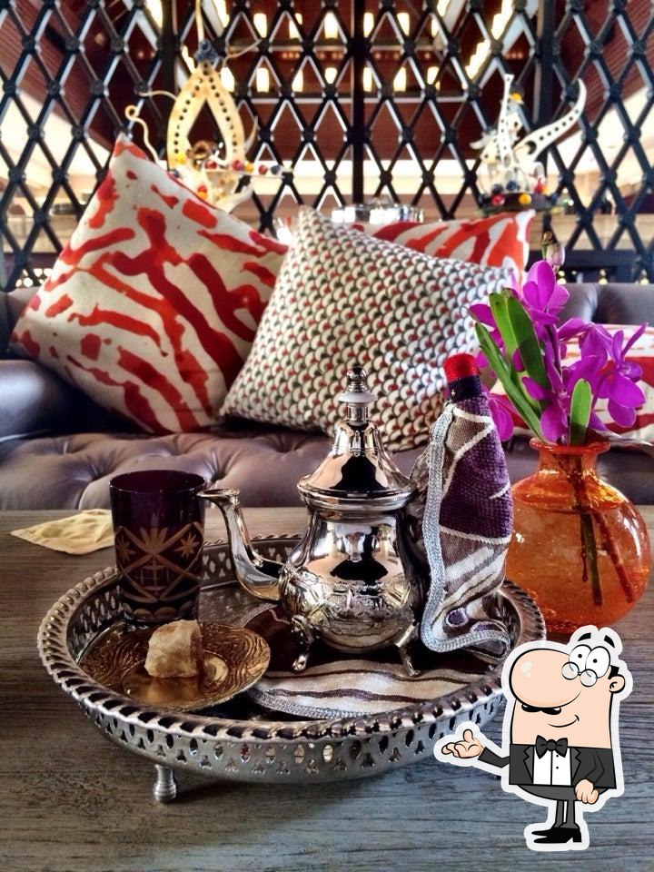 Забронируйте столик в "The Lotus Lounge".