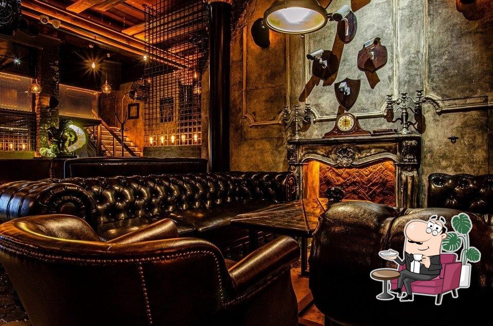 Посмотрите на внутренний интерьер "Tangiers Lounge".