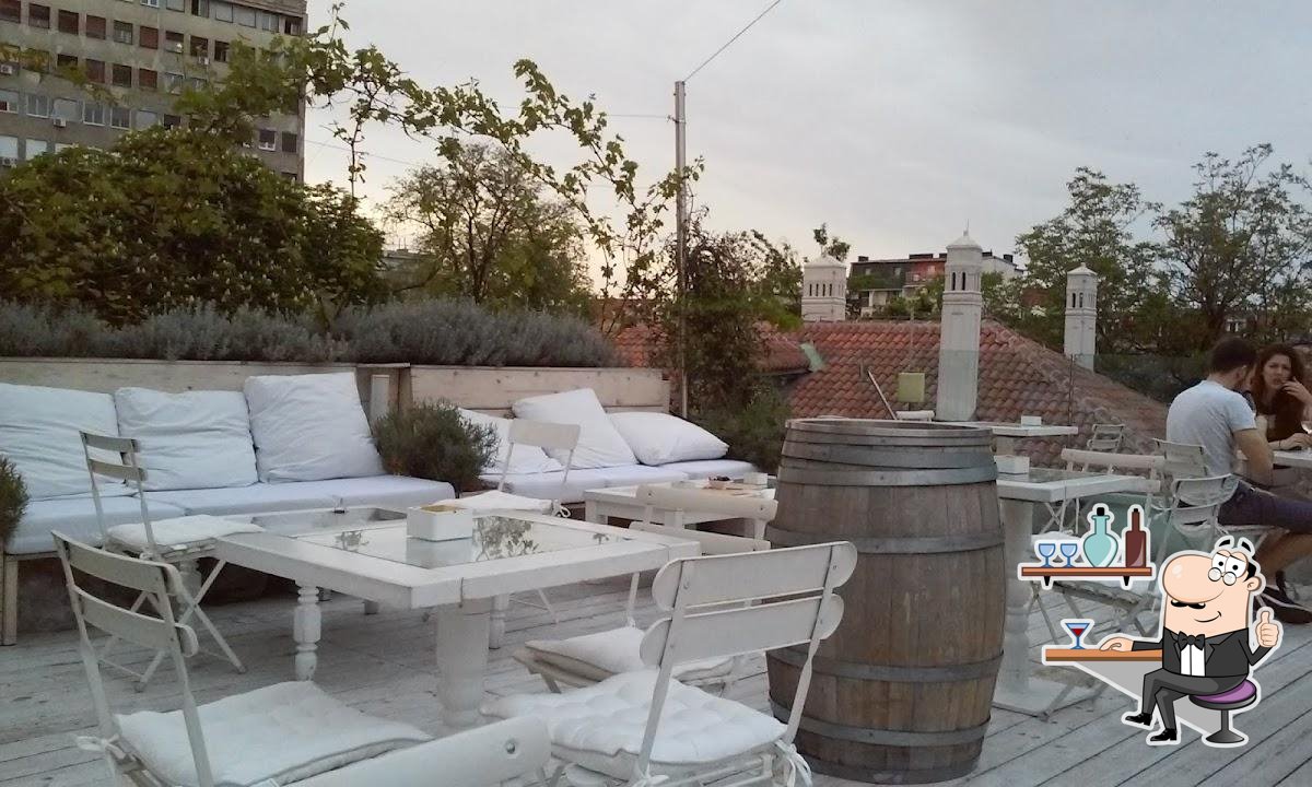 Посмотрите на внутренний интерьер "Wine Art Bar".