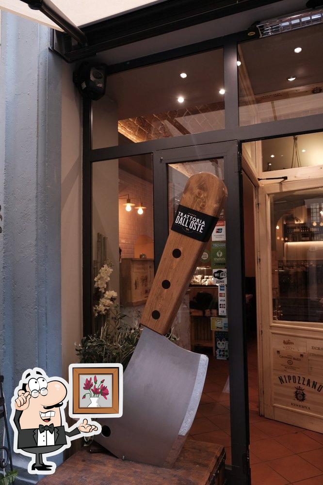 Посмотрите на внутренний интерьер "Trattoria Dalloste Chianineria".