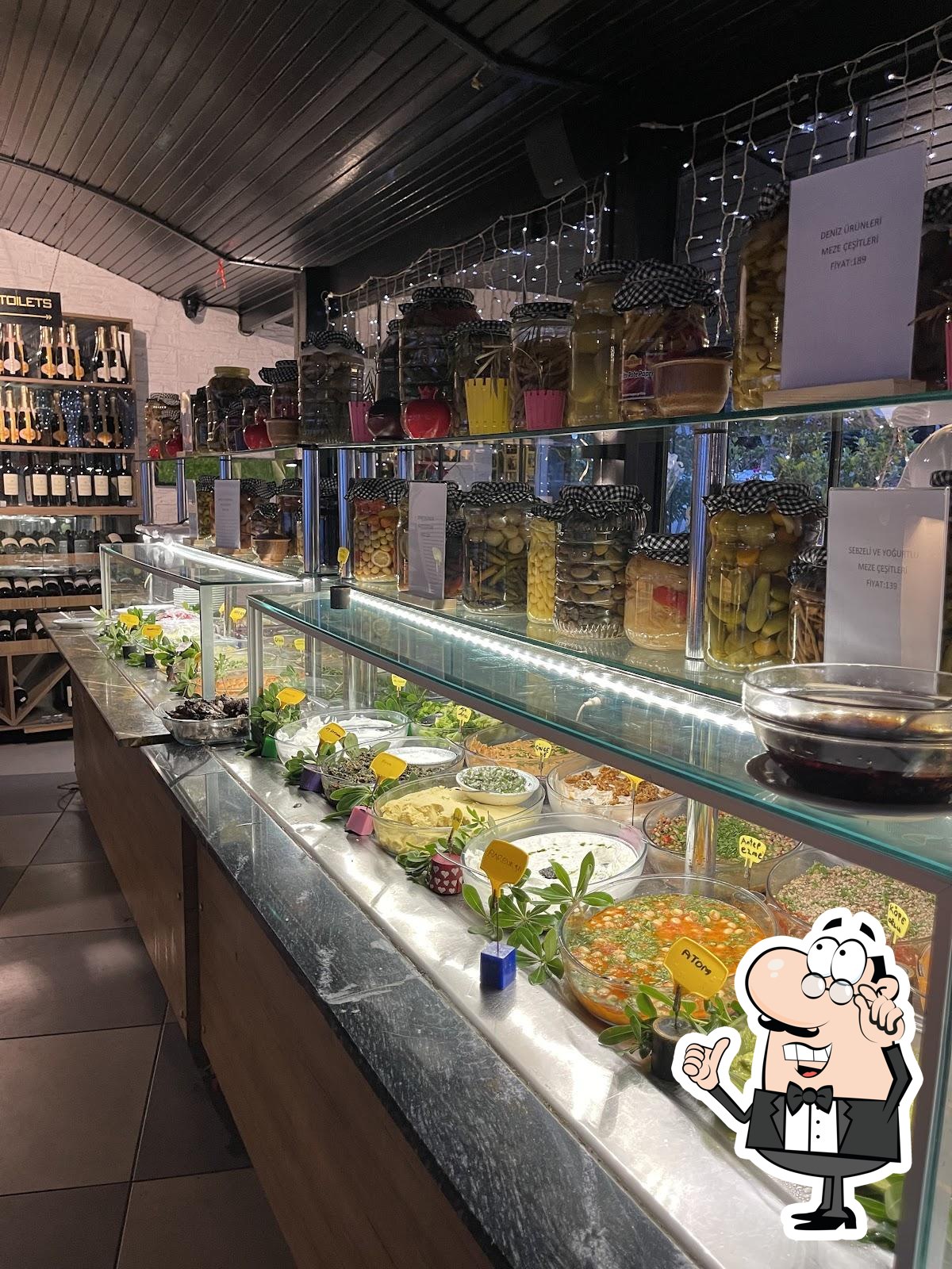 Посмотрите на внутренний интерьер "Harbour Kitchen & Bar".