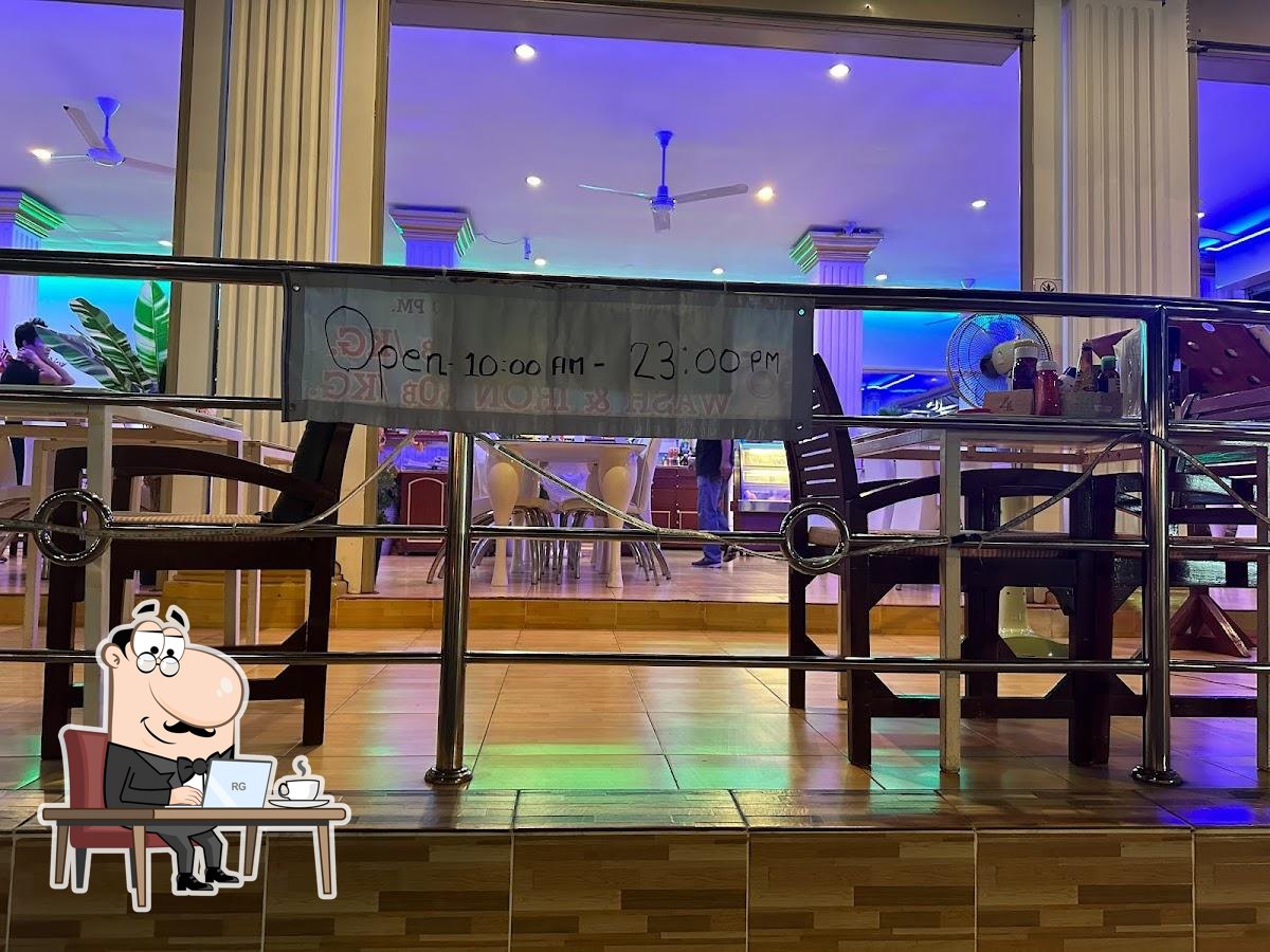 Посмотрите на внутренний интерьер "Orange Restaurant".