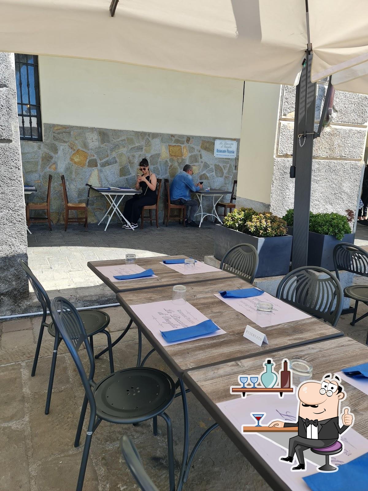Забронируйте столик в "la Piazzetta di Oneglia".