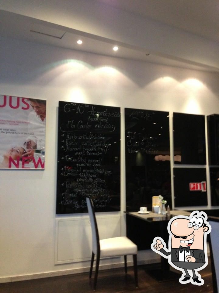 Забронируйте столик в "Café Mademoiselle".