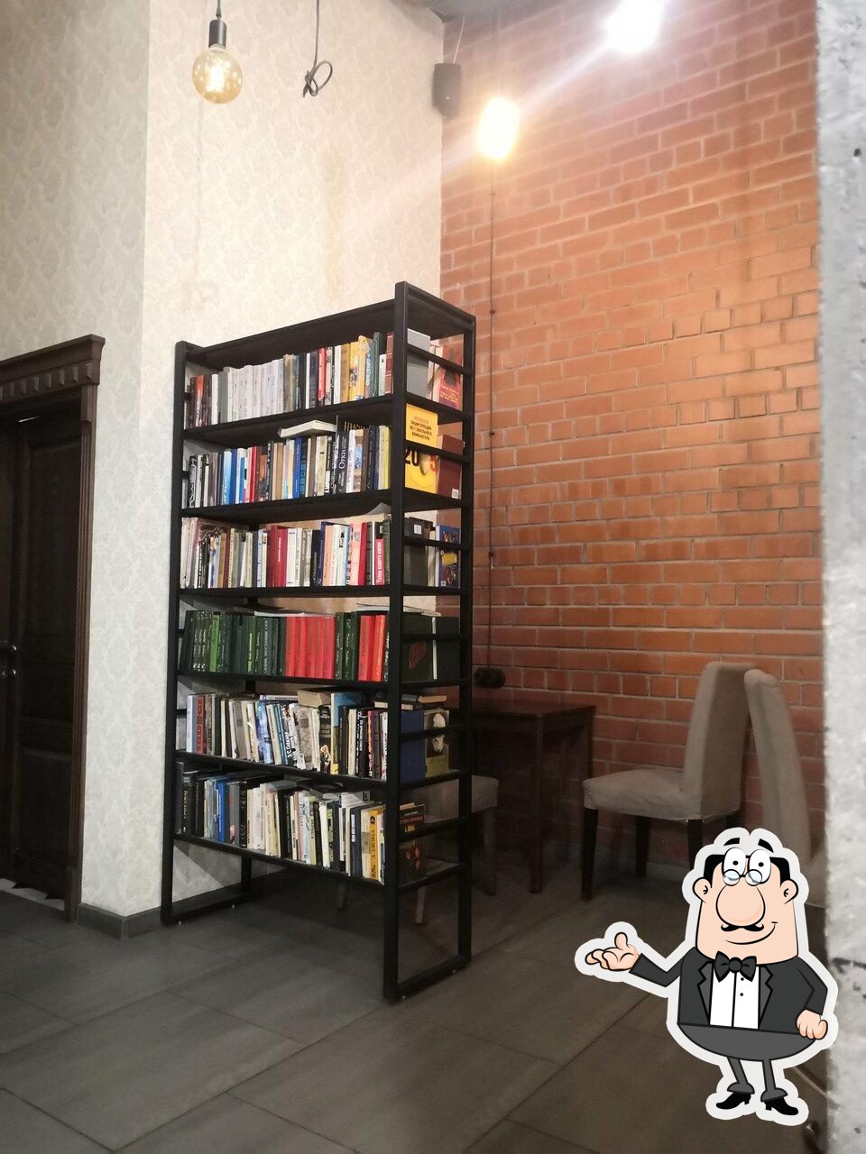Посмотрите на внутренний интерьер "Кофе и книги".