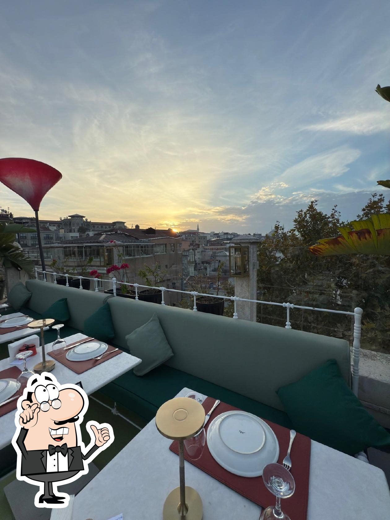 Посмотрите на внутренний интерьер "Roof Mezze 360 Restaurant".