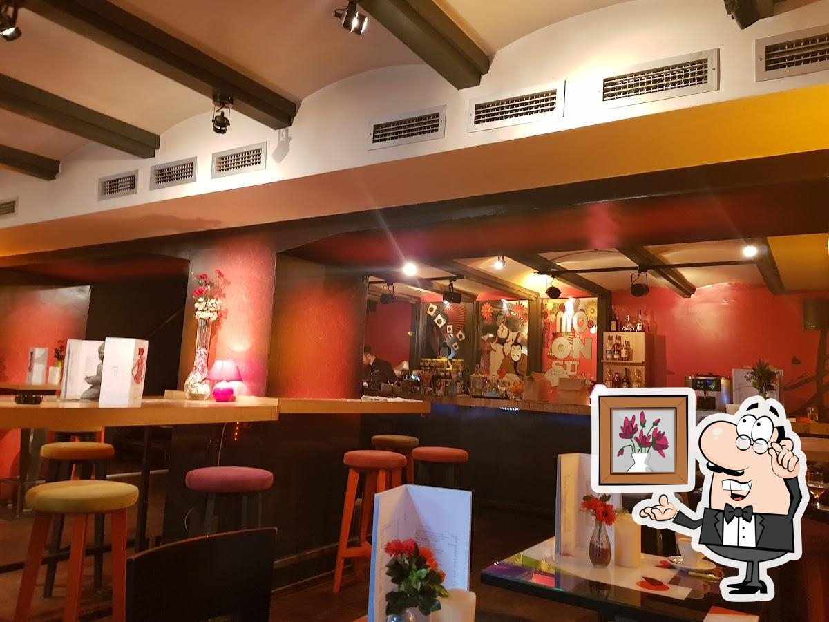 Посмотрите на внутренний интерьер "MOON Sushi & Fusion Food".