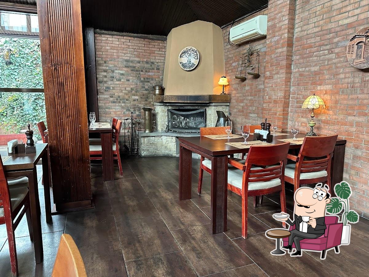 Посмотрите на внутренний интерьер "Grill House".