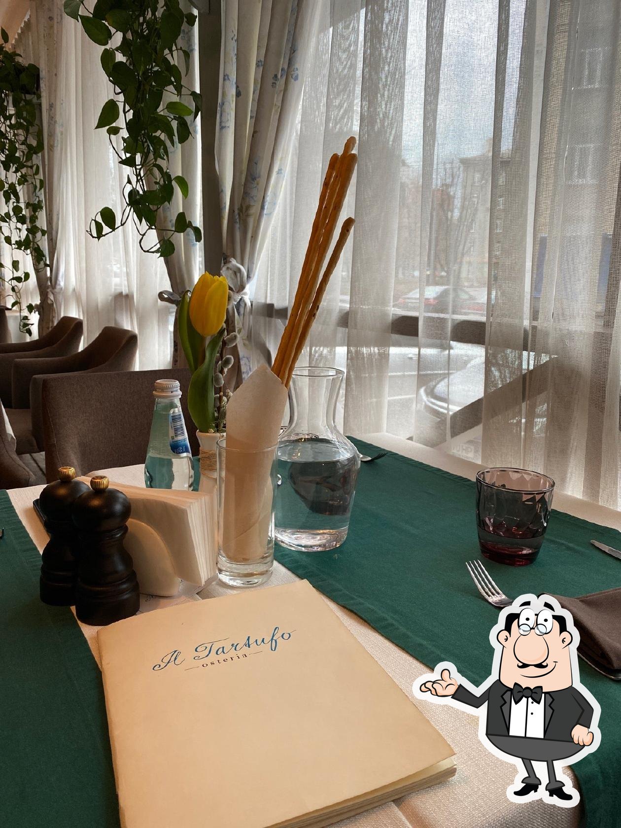 Посмотрите на внутренний интерьер "Osteria il Tartufo".