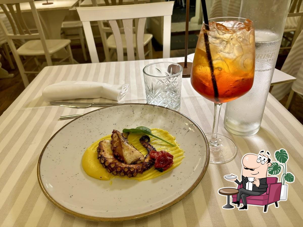 Посмотрите на внутренний интерьер "Ristorante Arlù".